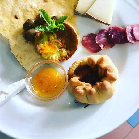 Is Bisus * Castiadas