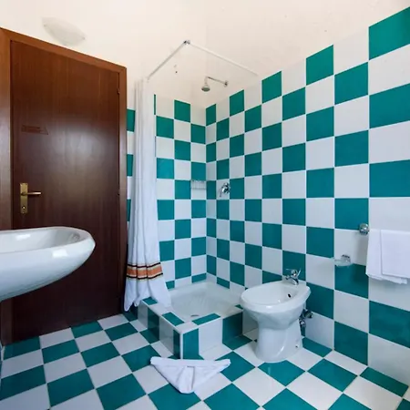 Is Bisus * Castiadas